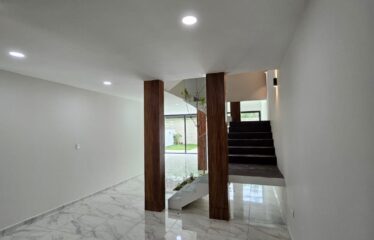 Casa en venta de 4 recámaras en privada residencial zona Country