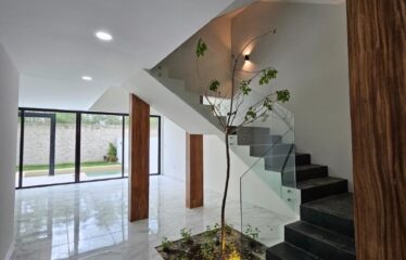 Casa en venta de 4 recámaras en privada residencial zona Country