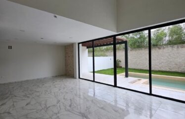 Casa en venta de 4 recámaras en privada residencial zona Country