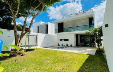 Se vende casa con paneles solares en Privada San José Tulipanes, Cholul, Mérida