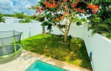 Se vende casa con paneles solares en Privada San José Tulipanes, Cholul, Mérida