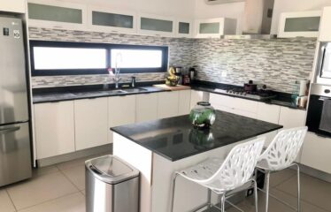 Se vende casa con paneles solares en Privada San José Tulipanes, Cholul, Mérida