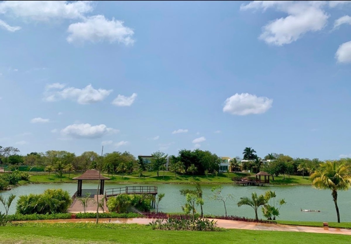 Lote en venta con vista al lago central, Privada Kilil, Yucatán Country Club.