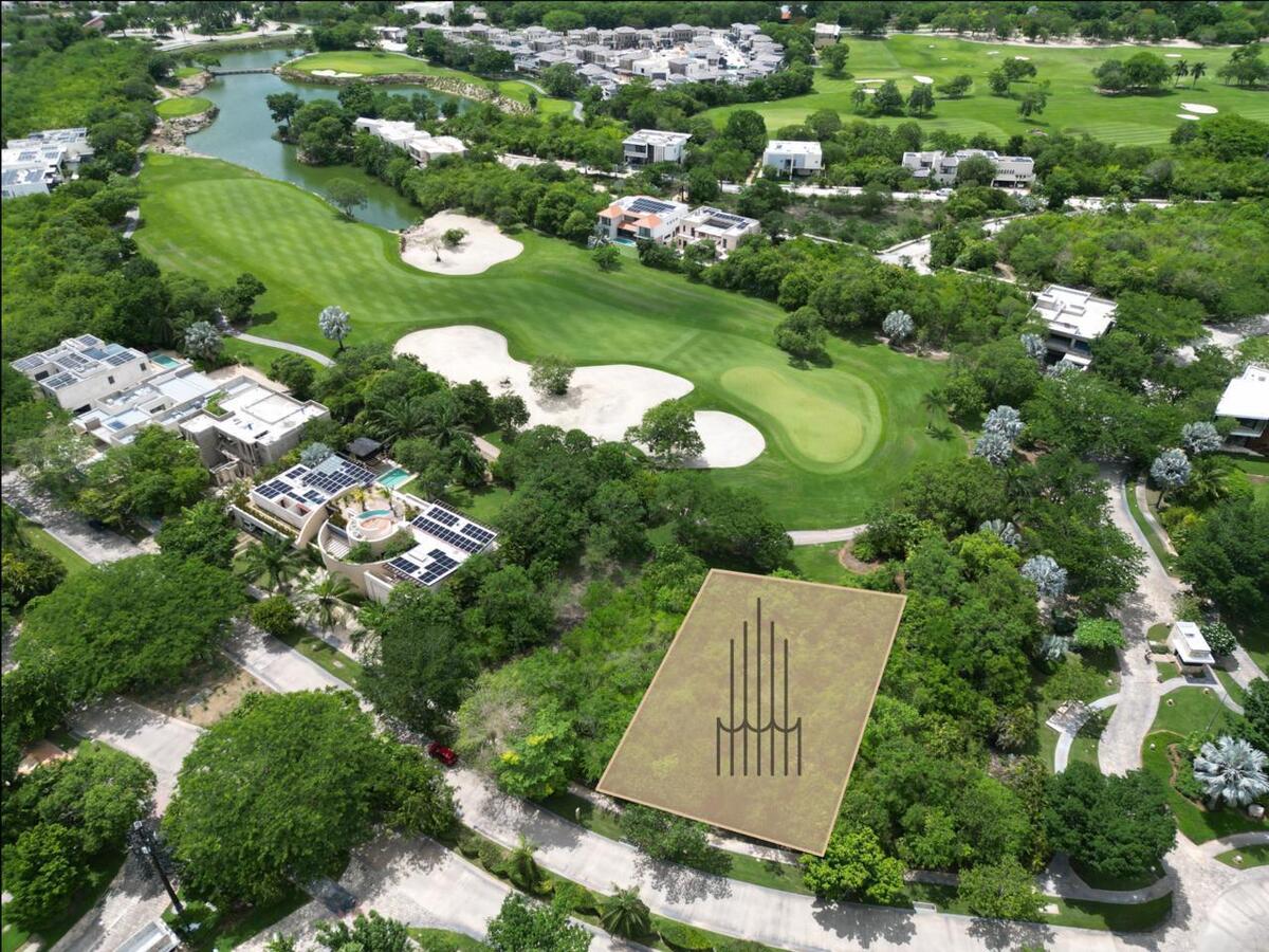 Lote con vista al campo de golf, orientación Norte- Sur, Yucatán Country Club.