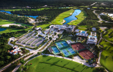 Terreno en venta con vista a campo de golf y lago, Yucatán Country Club.