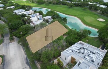 Terreno en venta con vista a campo de golf y lago, Yucatán Country Club.