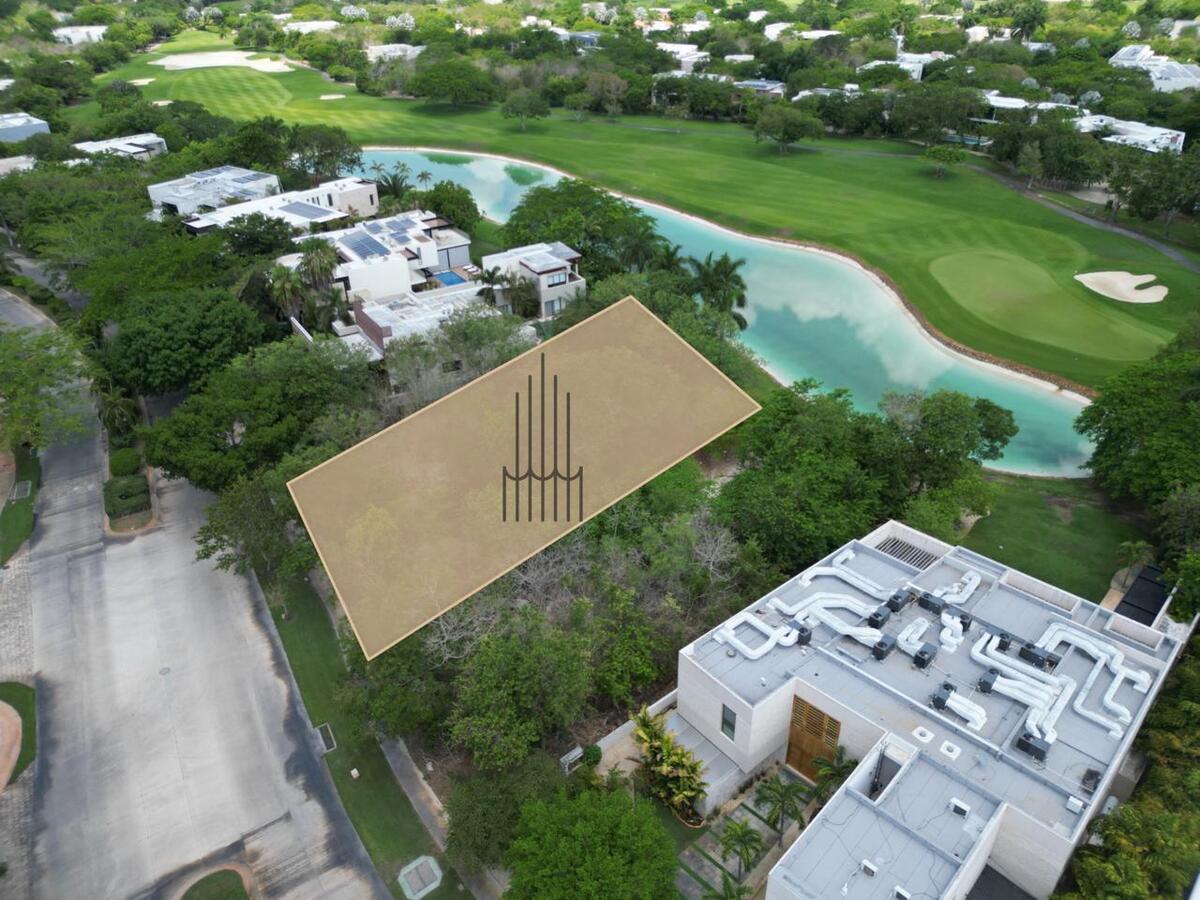 Terreno en venta con vista a campo de golf y lago, Yucatán Country Club.