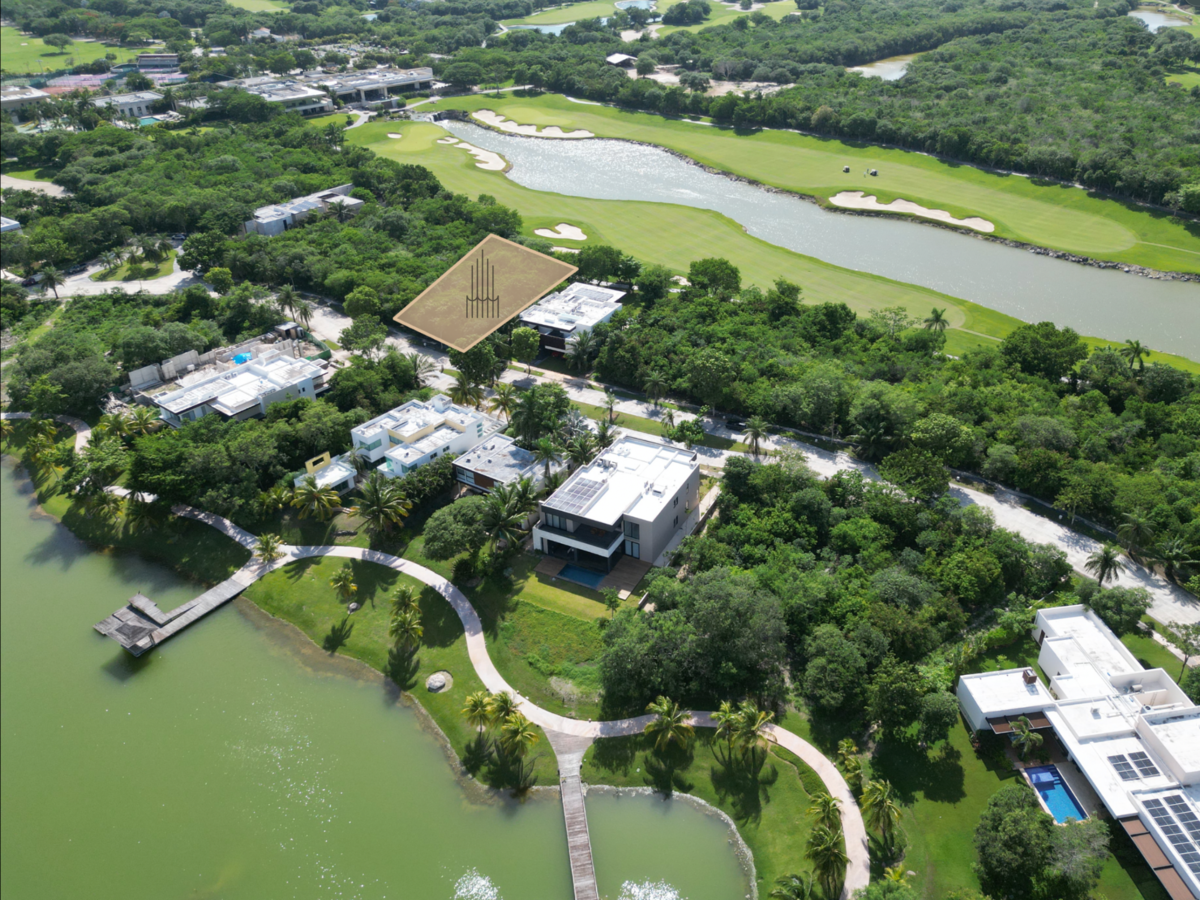 Terreno en venta con vista al campo de golf hoyo 9 y 18 Yucatán Country Club.