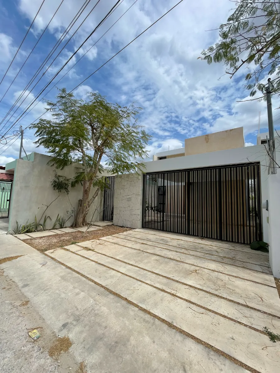 Casa en venta con piscina en el centro de Cholul.