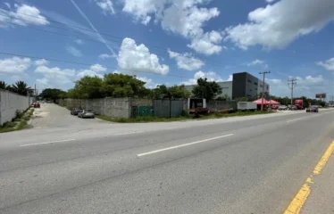 Terreno en venta para comercio o industria a pie de carretera.