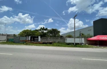 Terreno en venta para comercio o industria a pie de carretera.