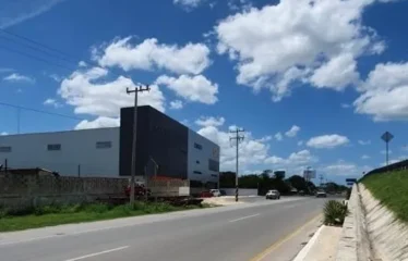 Se renta terreno sobre Periférico de Mérida. Ideal para negocio.