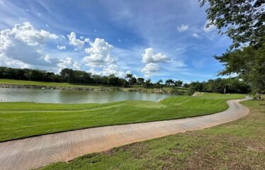 Terreno en venta con vista al campo de golf con acción incluida.