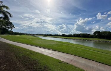 Terreno en venta con vista al campo de golf con acción incluida.