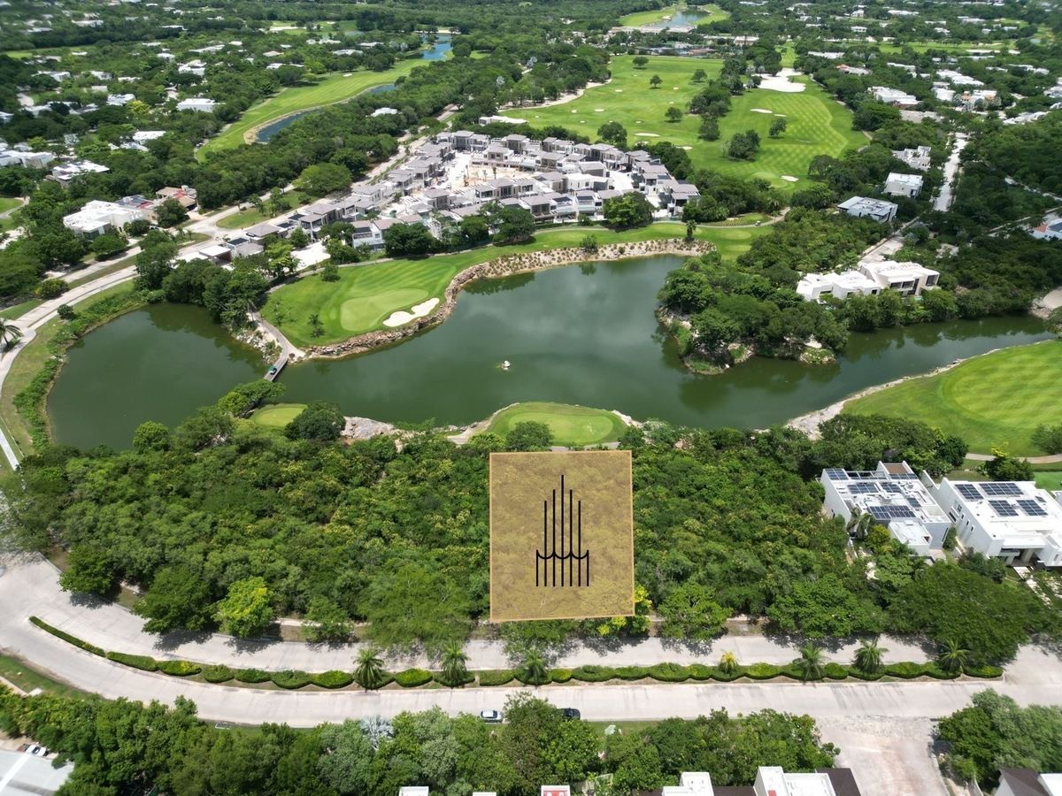 Terreno en venta con vista a campo y cenote sobre Avenida,Yucatan Country Club