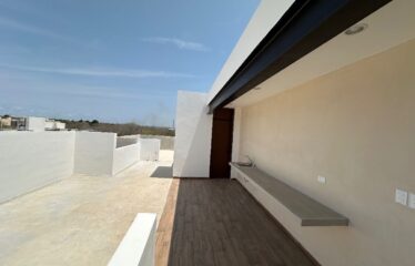 En venta casa con paneles solares en privada en Cholul, Mérida, Yucatán.