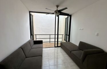 En venta casa con paneles solares en privada en Cholul, Mérida, Yucatán.