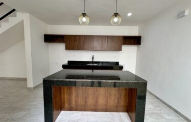 En venta casa con paneles solares en privada en Cholul, Mérida, Yucatán.