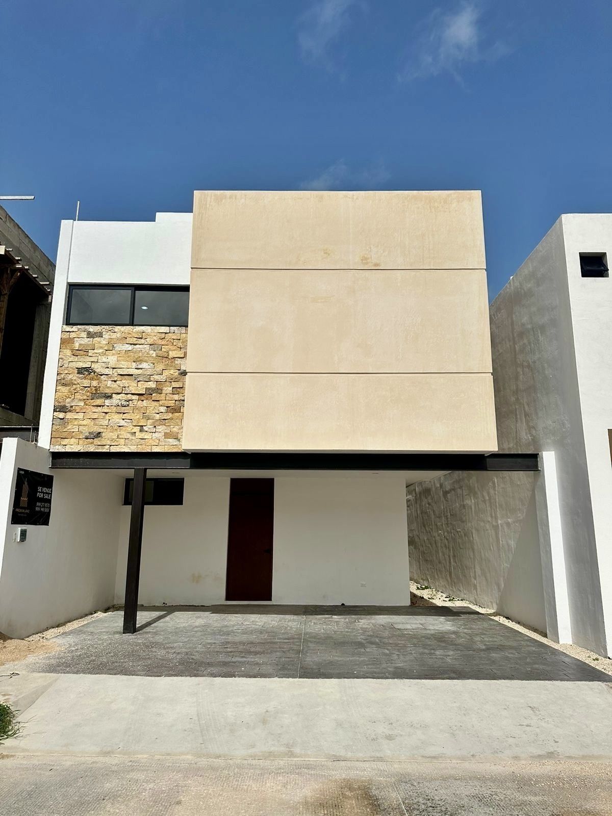 En venta casa con paneles solares en privada en Cholul, Mérida, Yucatán.