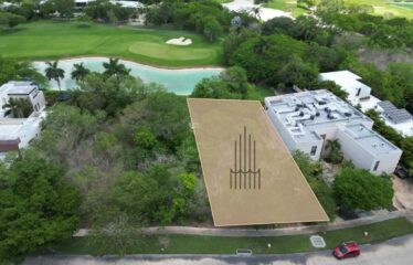 Terreno en venta con vista a campo de golf y lago, Yucatán Country Club.