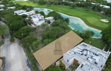 Terreno en venta con vista a campo de golf y lago, Yucatán Country Club.