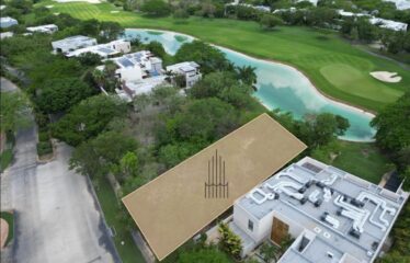 Terreno en venta con vista a campo de golf y lago, Yucatán Country Club.