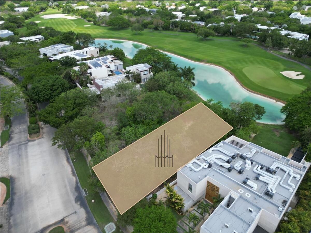 Terreno en venta con vista a campo de golf y lago, Yucatán Country Club.