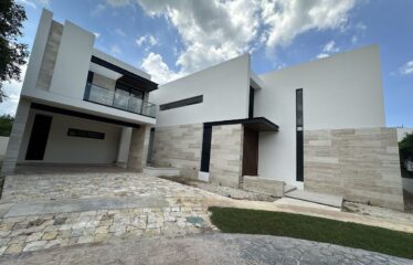 Casa en venta con diseño contemporáneo en privada Kutz del Yucatán Country Club