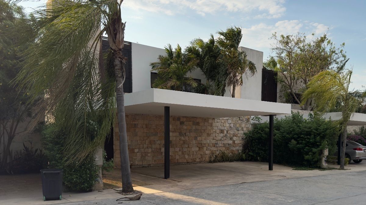 Casa en venta dentro de la Privada Puntalomas – Temozón Norte