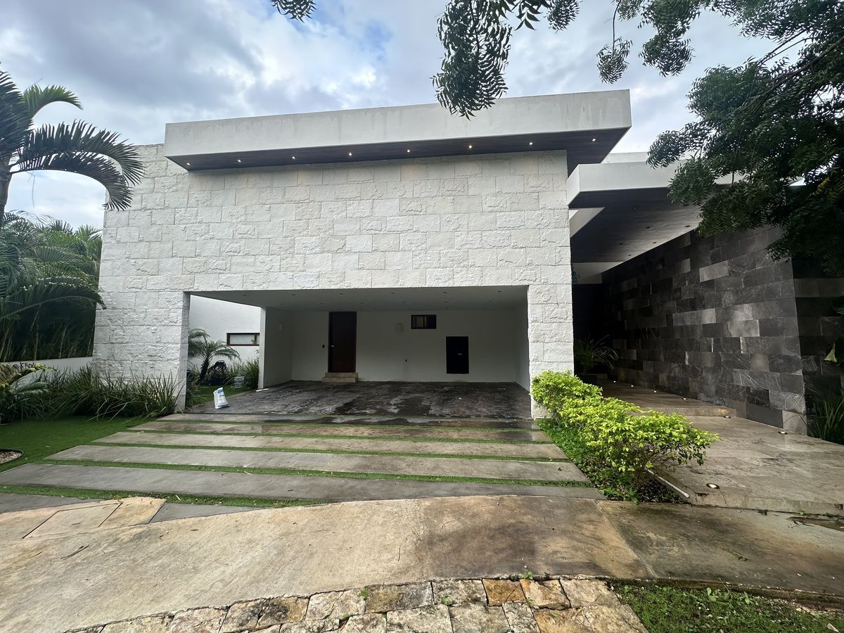 Lujosa residencia en venta en Privada Kutz del Yucatán Country Club