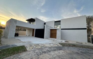 Hermosa casa en venta Privada Kutz, Yucatán Country Club