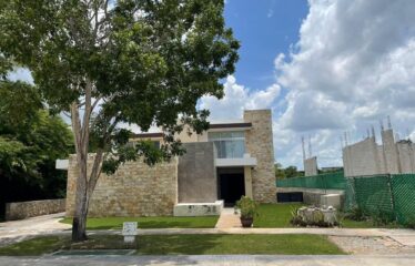 Casa en venta dentro del Yucatán Country Club con vista al cenote