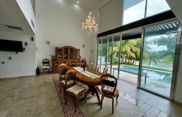 Casa en venta dentro del Yucatán Country Club con vista al cenote