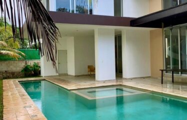 Casa en venta dentro del Yucatán Country Club con vista al cenote