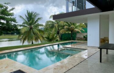 Casa en venta dentro del Yucatán Country Club con vista al cenote