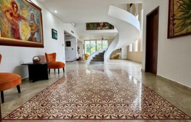 Casa en venta dentro del Yucatán Country Club con vista al cenote