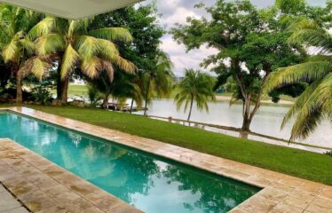 Casa en venta dentro del Yucatán Country Club con vista al cenote