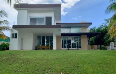 Casa en venta dentro del Yucatán Country Club con vista al cenote