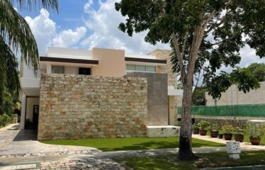 Casa en venta dentro del Yucatán Country Club con vista al cenote