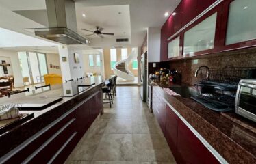 Casa en venta dentro del Yucatán Country Club con vista al cenote