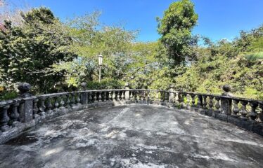 Amplia Casa en venta en el Club de Golf la Ceiba con hermoso kiosko y jardín.