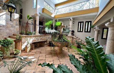 Amplia Casa en venta en el Club de Golf la Ceiba con hermoso kiosko y jardín.