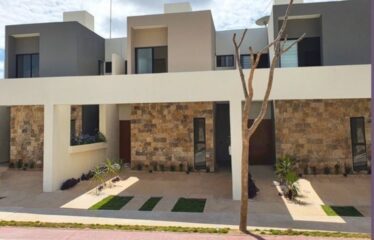 Townhouse de 2 recámaras en privada residencial en zona de Dzitya