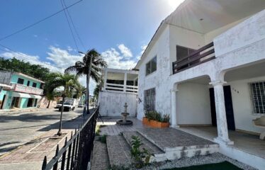 Casa en venta sobre calle principal de acceso de Mérida al Malecón de Progreso.