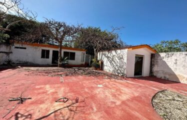 Casa en venta sobre calle principal de acceso de Mérida al Malecón de Progreso.