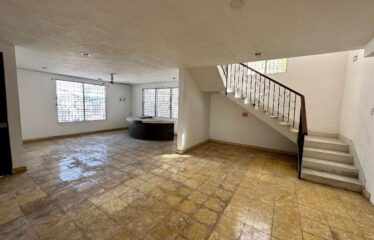 Casa en venta sobre calle principal de acceso de Mérida al Malecón de Progreso.