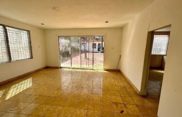 Casa en venta sobre calle principal de acceso de Mérida al Malecón de Progreso.