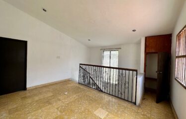 Casa en venta sobre calle principal de acceso de Mérida al Malecón de Progreso.